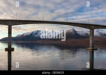 Il Andøybrua (ponte Andøy) attraversa la Risøysundet tra Andøya e Hinnøya, Andøy, Nordland, Norvegia Foto Stock