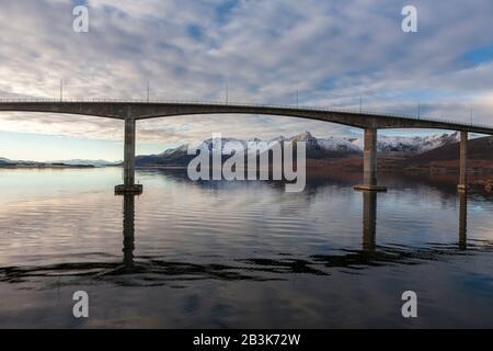 Il Andøybrua (ponte Andøy) attraversa la Risøysundet tra Andøya e Hinnøya, Andøy, Nordland, Norvegia Foto Stock