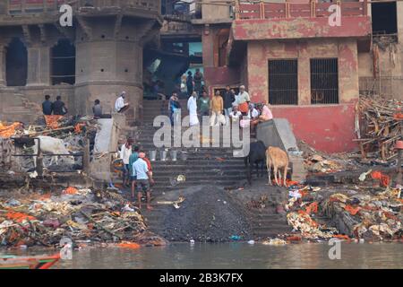 I resti di rituali crematori in Manikarnika Ghat Foto Stock