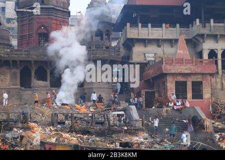 Fumo da pirre bruciante di corpo cremato a Manikarnika Ghat Foto Stock