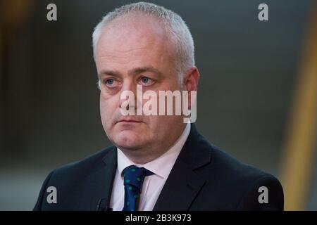 Edimburgo, Regno Unito. 4 Marzo 2020. Nella Foto: Mark Ruskell Msp - Scottish Green Party. I membri dei vari partiti politici intervistati dal vivo su BBC TV. Scene all'interno della camera di discussione del Parlamento scozzese. Foto Stock