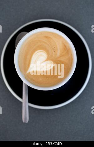 Schiuma a forma di cuore nel caffè Foto Stock
