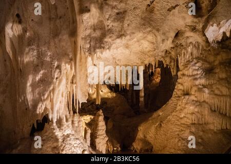 Italia, Marche, Genga, lo spettacolo naturale delle Grotte di Frasassi con stalattiti e stalagmiti affilati Foto Stock