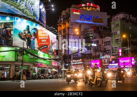 Ho Chi Minh City, Vietnam - 31 ottobre 2016: Traffico durante le ore serali a ho Chi minh City, Vietnam Foto Stock