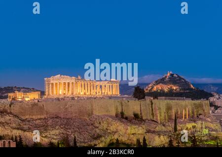 Collina Dell'Acropoli, Partenone, Teatro Herodes Atticus. Illuminazione Notturna. Atene, Grecia Foto Stock