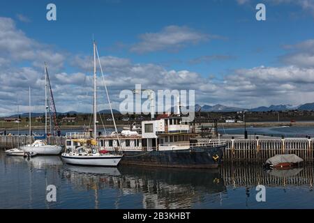 Barche nel porto di Ushuaia, Terra del fuoco, Patagonia, Argentina Foto Stock