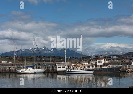 Barche nel porto di Ushuaia, Terra del fuoco, Patagonia, Argentina Foto Stock