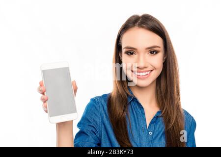 Sorridente grazioso schermo donna di smartphone moderno su sfondo bianco Foto Stock