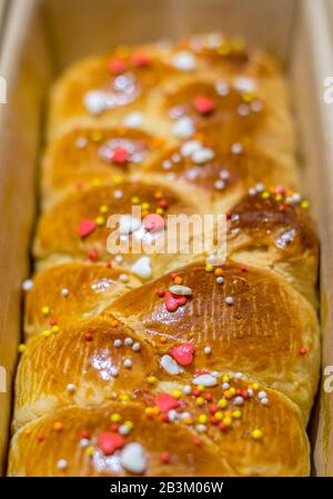 Cozonac tradizionale anche conosciuto come Kozunak, Pasqua, Tsooureki, Choreg. È un tipo di Stollen o pane dolce lievitato preparato per Pasqua e per ogni Foto Stock