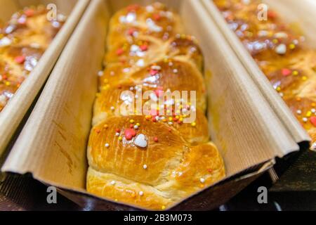 Cozonac tradizionale anche conosciuto come Kozunak, Pasqua, Tsooureki, Choreg. È un tipo di Stollen o pane dolce lievitato preparato per Pasqua e per ogni Foto Stock