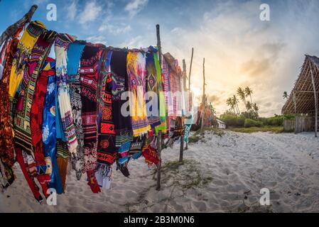 Viaggi Diani-Beach, Kenya, Watamu, negozio di souvenir sul paesaggio tropicale spiaggia da Zanzibar mare Foto Stock