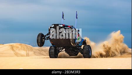 Sabbia Buggy corse nelle dune di sabbia del deserto di Qatari Foto Stock