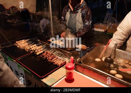 Shinobazunoike Bentendo Tempio di notte sotto la luce delle lanterne. Foto Stock