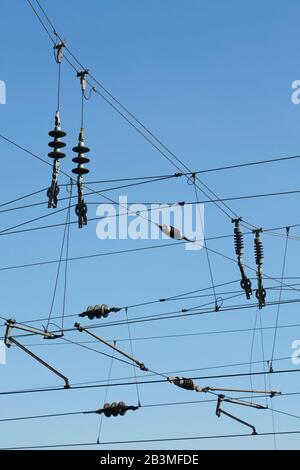 Isolatori, linee elettriche, sistema ferroviario, cielo blu, Germania, Europa Foto Stock