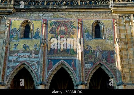 Questo è il mosaico del Giudizio universale (14th secolo), facciata sud della Cattedrale di San Vito, Praga, Repubblica Ceca. Questa cattedrale è un ottimo esempio Foto Stock