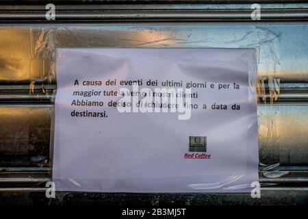 Milano. Locali temporaneamente chiusi a causa di Coronavirus COVID19 nella foto un bar in Viale Premuda (Carlo Cozzoli/Fotogramma, Milano - 2020-03-05) p.s. la foto e' utilizabile nel rispetto del manifesto in cui e' stata scattata, e senza intendente del decoro delle persone presentate Foto Stock