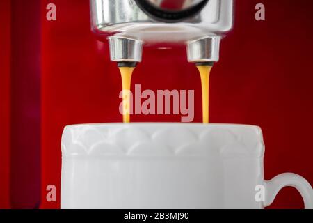 Processo di preparazione di un espresso singolo utilizzando una macchina da caffè espresso. Primo piano, messa a fuoco selettiva Foto Stock