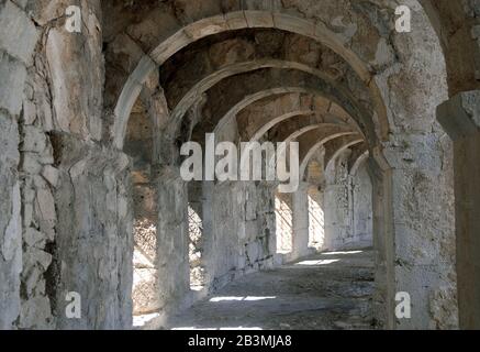 Questa è la galleria del teatro romano in Aspendos, un'antica città greco-romana in provincia di Antalya della Turchia. Il grezzo di volte in muratura compone un gallone Foto Stock