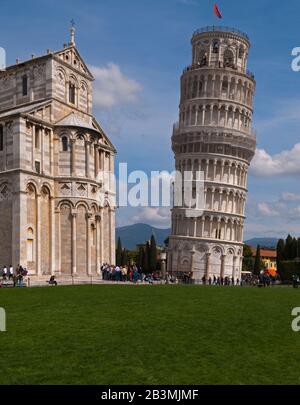 La Torre Pendente è l'immagine più famosa della città di Pisa, Italia. Si noti la linea retta del Duomo sulla sinistra. Foto Stock