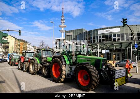 Amburgo, Germania. 05th Mar, 2020. Gli agricoltori sono in piedi con i loro trattori nel centro della città durante una dimostrazione dell'iniziativa "Land crea connessione". Protestano contro la nuova ordinanza sul letame. Credito: Axel Heimken/Dpa/Alamy Live News Foto Stock