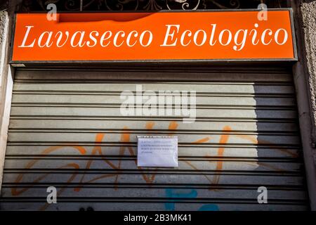 Milano. Locali temporaneamente chiusi a causa di Coronavirus COVID19 Nella Foto pulizia ecologica a secco in via Francesco Redi (Carlo Cozzoli/Fotogramma, Milano - 2020-03-05) p.s. la foto e' utilizabile nel rispetto del manifesto in cui e' stata scattata, e senza intuto diffusatorio del decoro delle persone presentate Foto Stock
