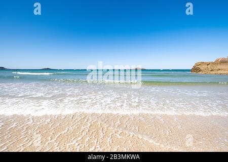 Grande spiaggia di sabbia nella città di 'Stables d'Or les Pins' in Bretagna con bassa marea in estate. Foto Stock