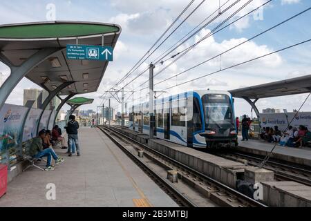 Il nuovo treno leggero di Addis Abeba nella capitale etiopica. Le operazioni di prova sono state avviate il 1° febbraio 2015 Foto Stock