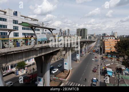 Il nuovo treno leggero di Addis Abeba nella capitale etiopica. Le operazioni di prova sono state avviate il 1° febbraio 2015 Foto Stock