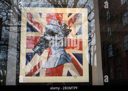 La Regina con maschera di gas di James Cauty in Peter Harrington's, Fulham Road, Londra, SW3, Inghilterra, REGNO UNITO Foto Stock