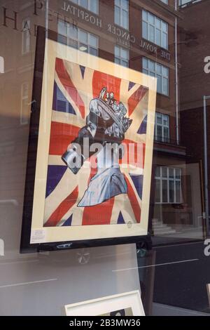 La Regina con maschera di gas di James Cconnettore in Peter Harrington's, Fulham Road, Londra, SW3, Regno Unito Foto Stock