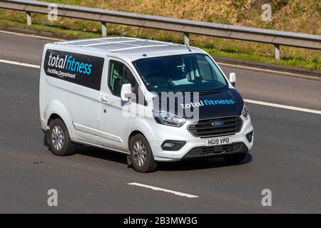 2019 White Ford Transit Custom 300 Limited; traffico veicolare, trasporti, veicoli moderni, berline, veicoli su strade del Regno Unito, motori, automobilismo sull'autostrada M6 Foto Stock