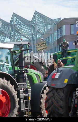 Dessau, Germania. 05th Mar, 2020. "Voglio diventare anche un agricoltore" è scritto sul segno di un giovane dimostratore tra i trattori parcheggiati davanti all'Agenzia federale dell'ambiente. Centinaia di agricoltori vi hanno dimostrato contro la prevista ordinanza sui fertilizzanti e per condizioni migliori nella produzione alimentare. Credit: Klaus-Dietmar Gabbert/dpa-Zentralbild/ZB/dpa/Alamy Live News Foto Stock
