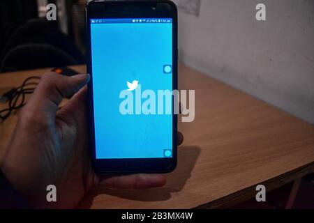 In questa illustrazione della foto una mano di una persona tiene uno smartphone che mostra un logo Twitter in Srinagar.In una mossa significativa, le autorità hanno revocato il divieto sui social media consentendo alla gente di Jammu e Kashmir di accedervi su Internet mobile 2G fino al 17 marzo. Questa è la prima volta in sette mesi che l'accesso è stato concesso alle piattaforme dei social media dopo che il governo indiano ha scrachito l'articolo 370 nell'agosto dello scorso anno, che concede uno status speciale a Jammu e Kashmir. Foto Stock