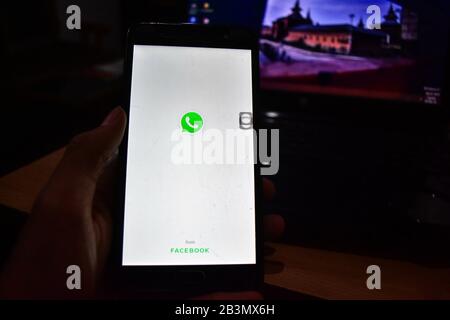 In questa illustrazione della foto una mano di una persona tiene uno smartphone che mostra un logo WhatsApp in Srinagar.In una mossa significativa, le autorità hanno revocato il divieto sui social media consentendo alla gente di Jammu e Kashmir di accedervi su Internet mobile 2G fino al 17 marzo. Questa è la prima volta in sette mesi che l'accesso è stato concesso alle piattaforme dei social media dopo che il governo indiano ha scrachito l'articolo 370 nell'agosto dello scorso anno, che concede uno status speciale a Jammu e Kashmir. Foto Stock