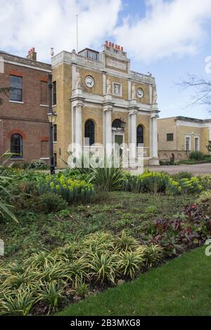 L'esterno di Sir John Soane's Pitzhanger Manor & Gallery, Mattock Lane, Ealing, London W5, UK Foto Stock