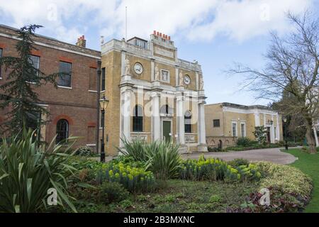 L'esterno di Sir John Soane's Pitzhanger Manor & Gallery, Mattock Lane, Ealing, London W5, UK Foto Stock