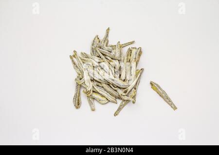 Acciughe salate secche isolate su fondo bianco. Spuntino tradizionale, antipasto per la birra Foto Stock