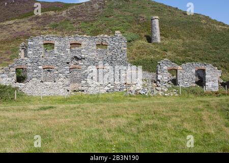 Abbandonata la fabbrica in rovina edifici del vecchio Llanlleiana opere di porcellana a Llanbadrig, Cemaes Bay, Anglesey. Foto Stock