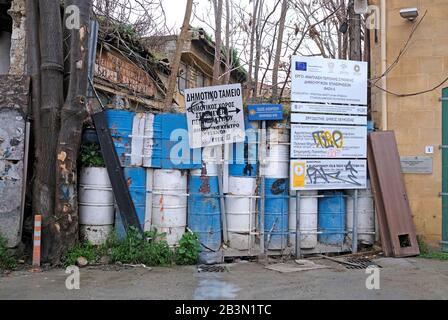 20 febbraio 2020 - Nicosia, Cipro: Filo spinato e ostacoli al confine con la zona cuscinetto "linea verde" di Nicosia, Cipro, assicurata dalle Nazioni Unite Foto Stock