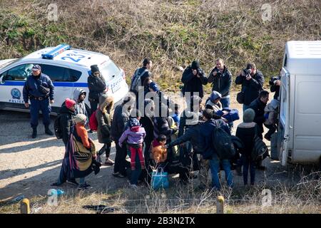 Kastanies, Evros, Grecia - 1 marzo 2020: Gli agenti di polizia greci trattenono i migranti che hanno attraversato la Grecia verso la Turchia, vicino al valico di frontiera di Kastani Foto Stock