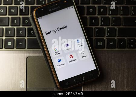 Applicazione e-mail, menu principale sullo schermo dello smartphone visualizzazione ravvicinata con pixel. Bucarest, Romania, 2020. Foto Stock
