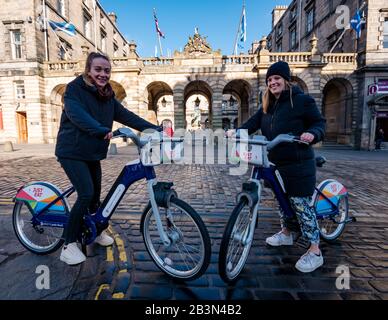 Lancio di nuove biciclette elettriche di Just Eat Cycles, City Chambers, Royal Mile, Edimburgo, Scozia, Regno Unito Foto Stock