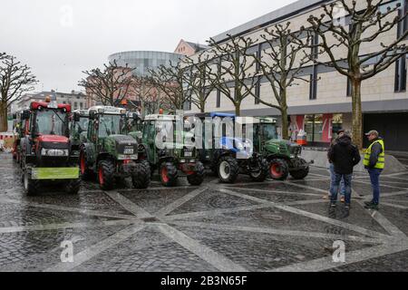 Magonza, Germania. 5th marzo 2020. I trattori sono parcheggiati nel centro di Mainz. Poche centinaia di agricoltori con il loro trattore protestò nel centro di Mainz contro le nuove normative sui fertilizzanti e per un migliore riconoscimento del loro lavoro. Foto Stock