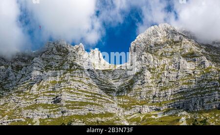 Vette delle Alpi Giulie (Foronon del Buinz e Modeon del Buinz) sull'altopiano del Montasio in estate. Foto Stock