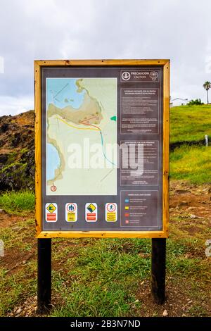 Firma e mappa all'ingresso di Ana Kai Tangata, una grotta marina naturale nei pressi di Mataveri con antichi dipinti rupestri di terne sooty, Isola di Pasqua (Rapa Nui) Foto Stock