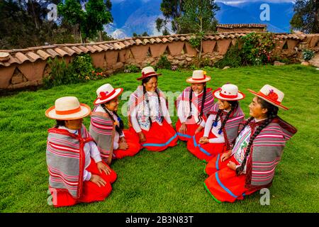 Donne Quechua della Comunità di Misminay, Valle Sacra, Perù, America del Sud Foto Stock