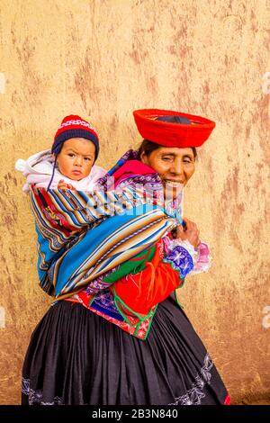 Donne Quechua Della Comunità Di Accha Huata, Valle Sacra, Perù, Sud America Foto Stock