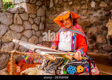 Quechua donna delle comunità Accha Huata, Bombom e Paucartambo, Valle Sacra, Perù, Sud America Foto Stock