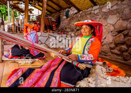 Ritratto di Q'eros Quechua donna e telaio, Valle Sacra, Perù, Sud America Foto Stock