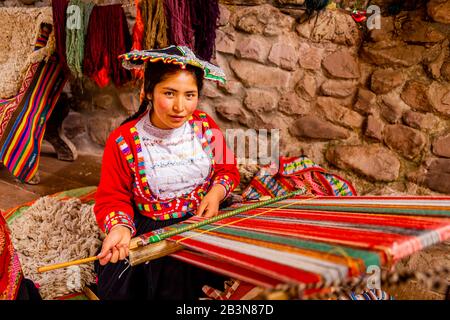 Quechua donna delle comunità di Accha Huata, Bombom e Paucartambo che lavora il suo primo apparire, Valle Sacra, Perù, Sud America Foto Stock